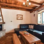 Dom wakacyjny With Fireplace 03